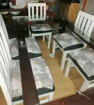 Mesa de comedor con sillas - miniatura 1