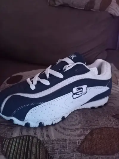 Zapatillas deportivas blancas y negras - miniatura 1