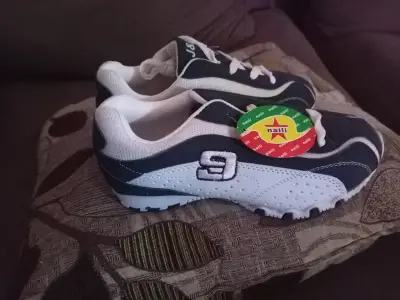 Zapatillas deportivas blancas y negras - miniatura 2