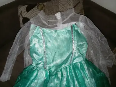 Disfraz verde con capa brillante frozen - miniatura 3