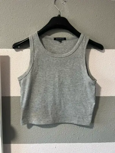 Cropped top gris sin mangas - miniatura 1