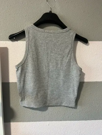 Cropped top gris sin mangas - miniatura 2