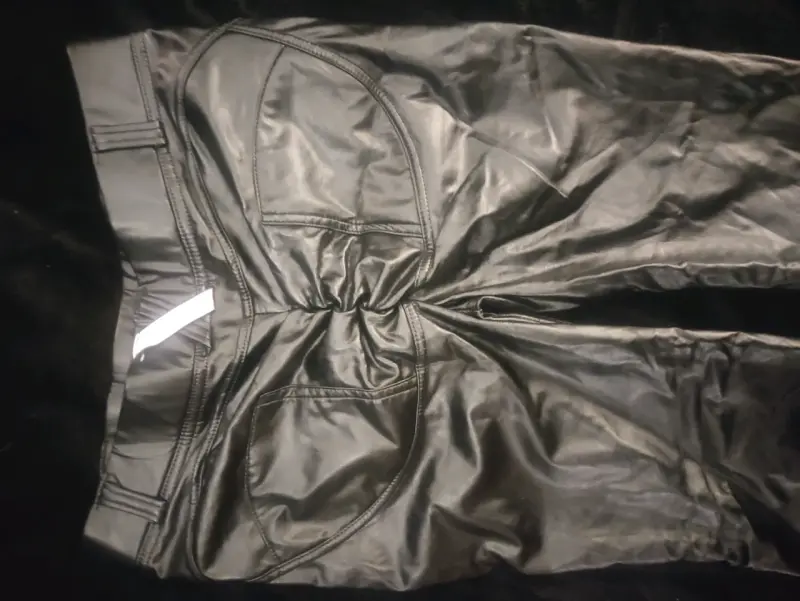 Pantalones negros de cuero sintético - 2