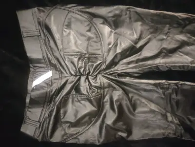Pantalones negros de cuero sintético - miniatura 2