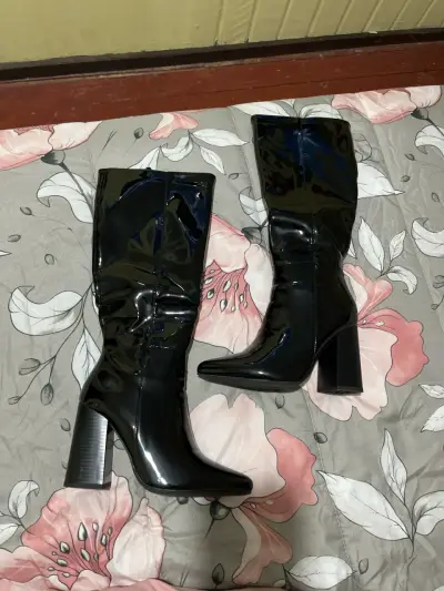 Botas negras de charol alto - miniatura 1