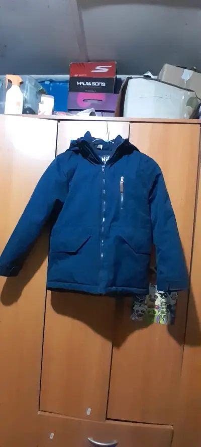Chaqueta azul con capucha - miniatura 1