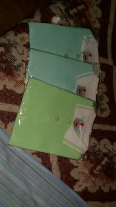 Polera verde para niño - miniatura 2