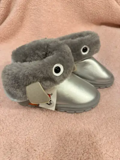 Botitas plateadas de peluche - miniatura 1