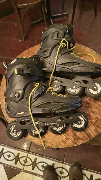 Patines Rollerblade negros y amarillos - miniatura 1