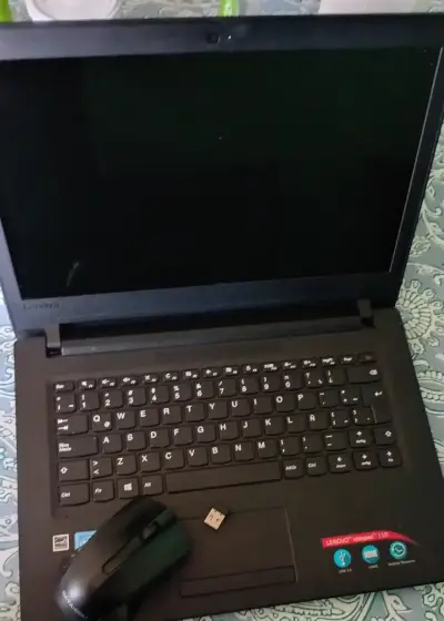 Laptop Lenovo con mouse inalámbrico y cargador. - miniatura 1