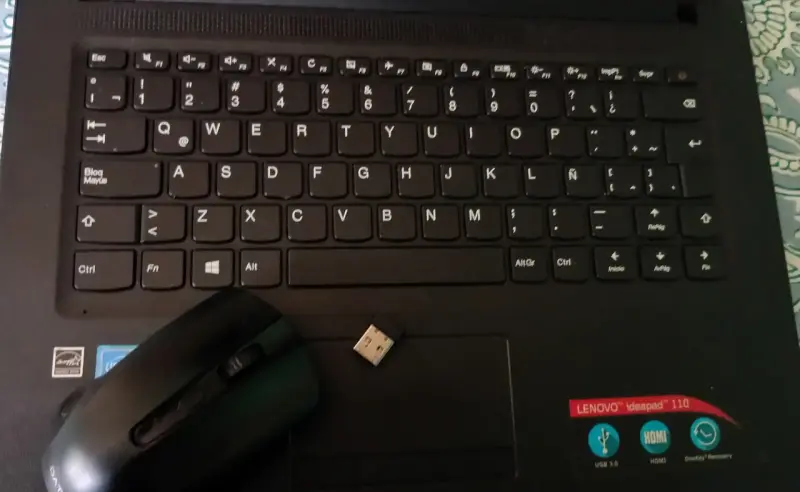 Laptop Lenovo con mouse inalámbrico y cargador. - 2