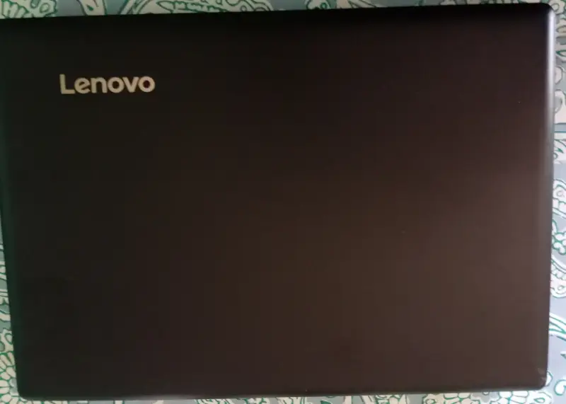 Laptop Lenovo con mouse inalámbrico y cargador. - 3