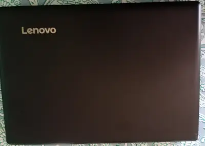 Laptop Lenovo con mouse inalámbrico y cargador. - miniatura 3