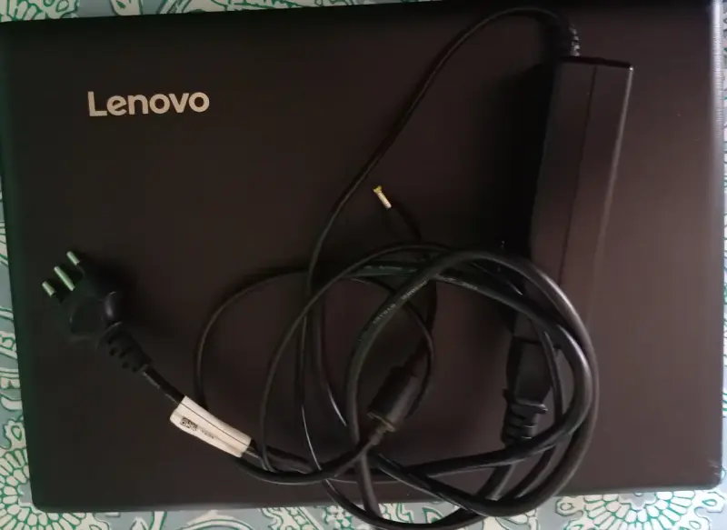 Laptop Lenovo con mouse inalámbrico y cargador. - 4