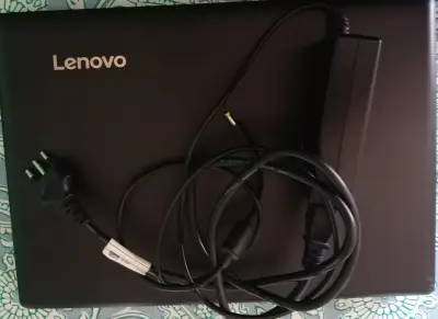 Laptop Lenovo con mouse inalámbrico y cargador. - miniatura 4