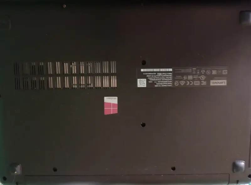 Laptop Lenovo con mouse inalámbrico y cargador. - 5