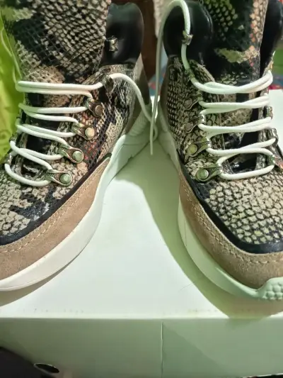 Botines con diseño de serpiente - miniatura 2