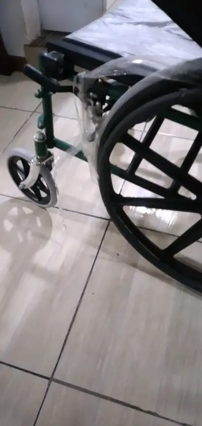 Silla de ruedas plegable - miniatura 1