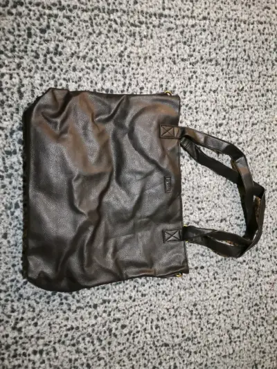 Bolso negro con bolsillos - miniatura 2