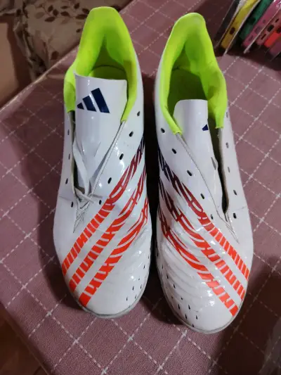 Zapatillas deportivas blancas y rojas - miniatura 1