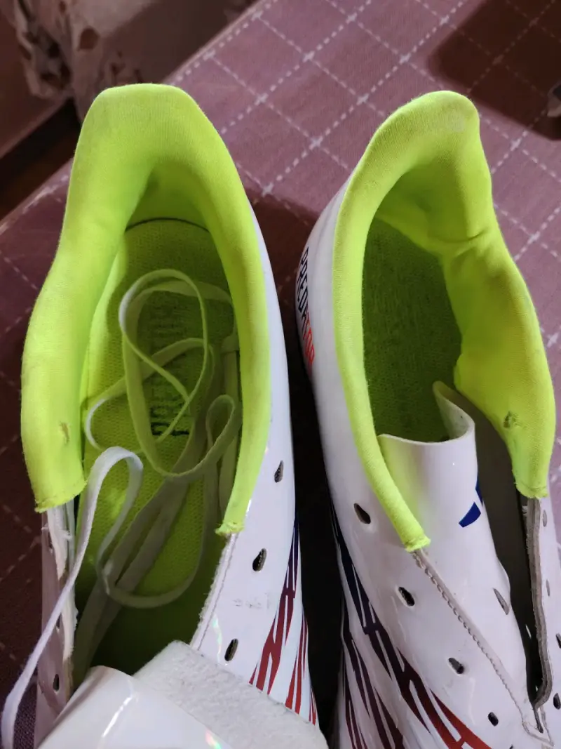 Zapatillas deportivas blancas y rojas - 2