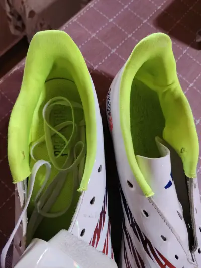 Zapatillas deportivas blancas y rojas - miniatura 2