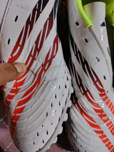 Zapatillas deportivas blancas y rojas - miniatura 3