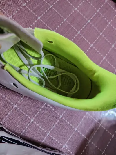 Zapatillas deportivas blancas y rojas - miniatura 5