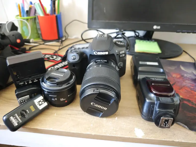 Cámara Canon EOS 90D con accesorios - 1
