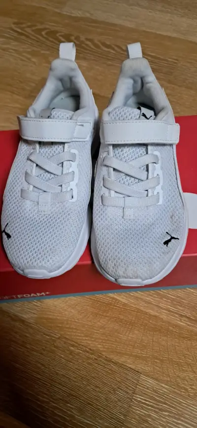 Zapatillas blancas con velcro - miniatura 1