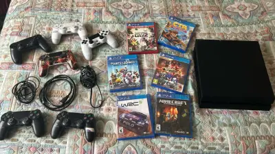 Consola PlayStation 4 con juegos - miniatura 1