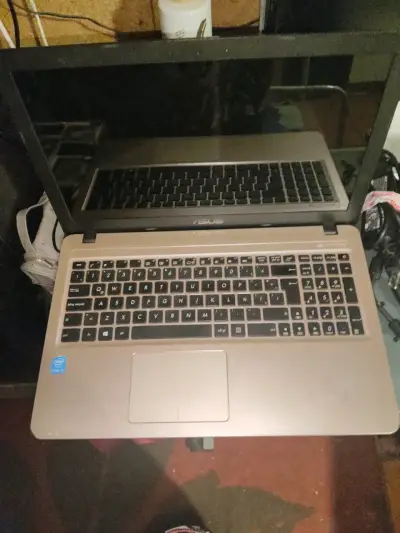 Laptop Asus Intel i3 dorada - miniatura 1
