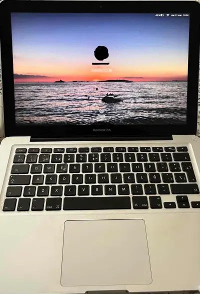 MacBook Pro en buen estado - miniatura 1