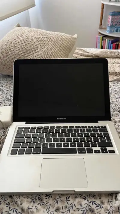 MacBook Pro en buen estado - miniatura 2