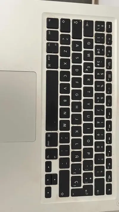 MacBook Pro en buen estado - miniatura 4