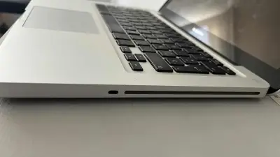 MacBook Pro en buen estado - miniatura 6