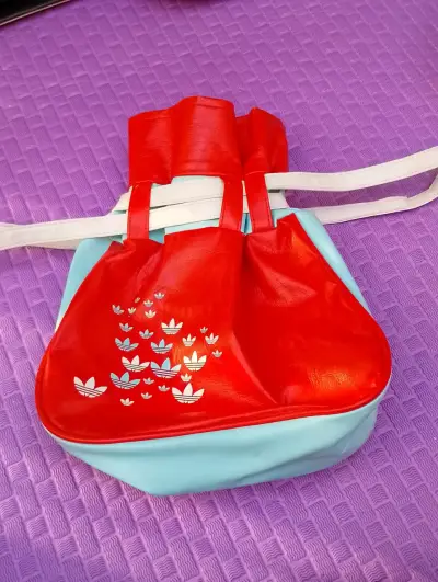 Bolso rojo y celeste deportivo - miniatura 3