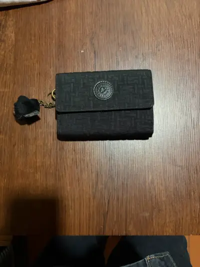 Billetera negra con colgante - miniatura 1