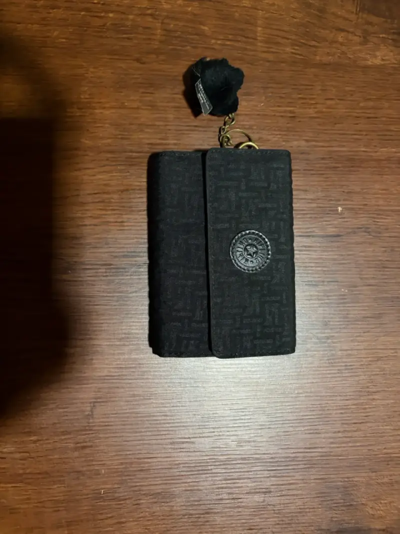Billetera negra con colgante - 2