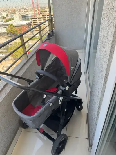Coche de bebé gris y rojo - miniatura 1