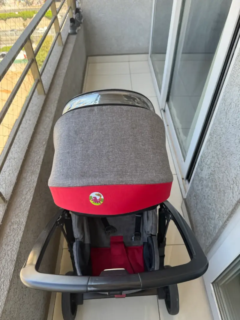 Coche de bebé gris y rojo - 2