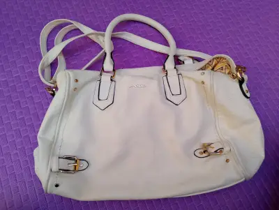Cartera amphora blanca con detalles dorados - miniatura 1