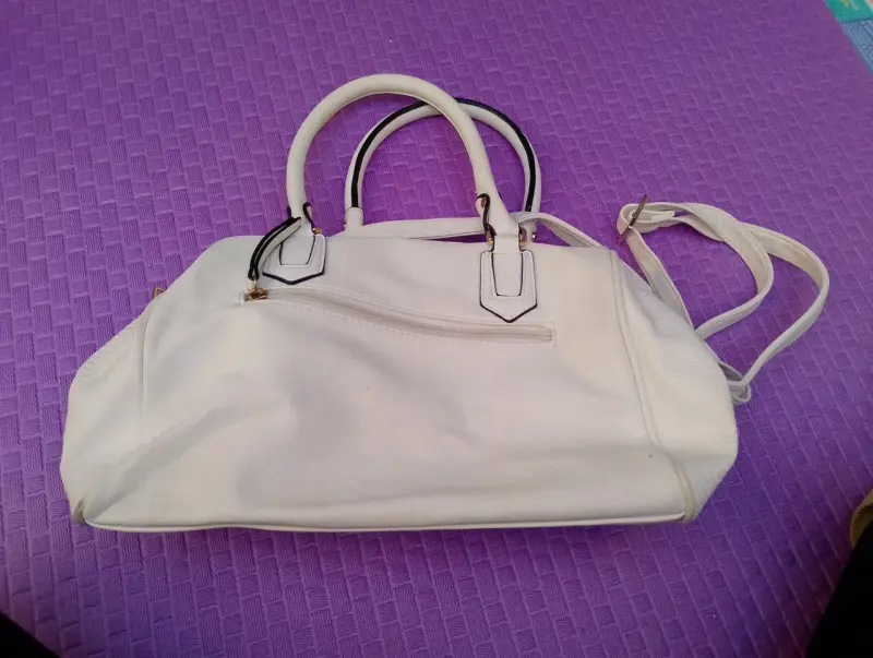 Cartera amphora blanca con detalles dorados - 2