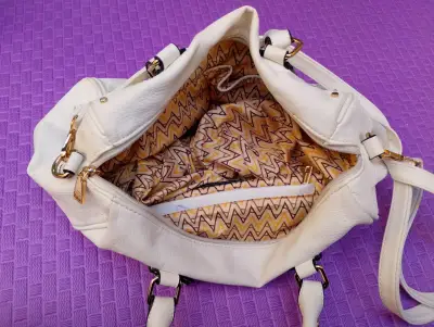 Cartera amphora blanca con detalles dorados - miniatura 3