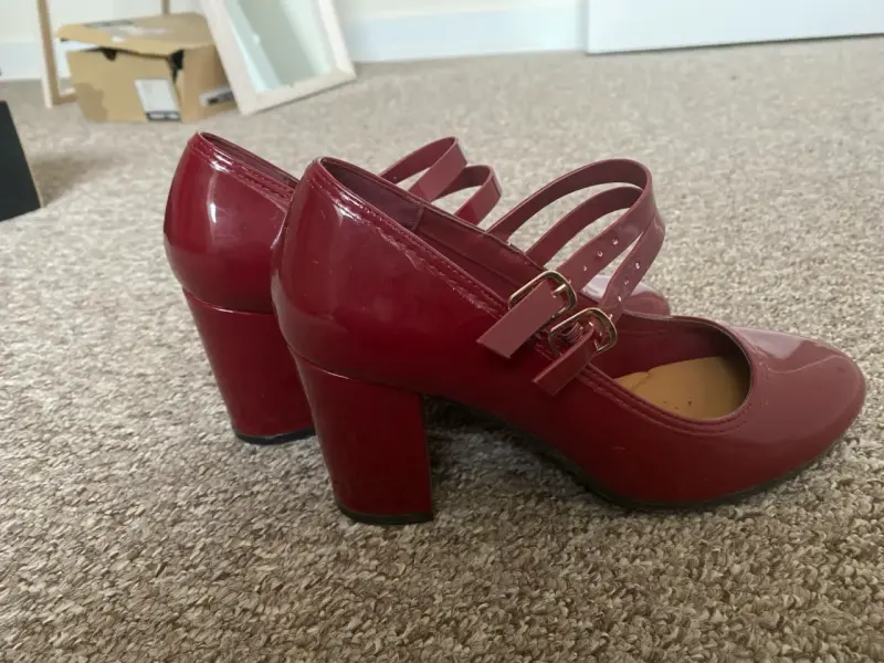 Zapatos rojos de charol con taco - 2