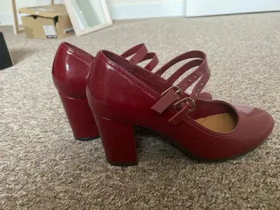 Zapatos rojos de charol con taco - miniatura 2