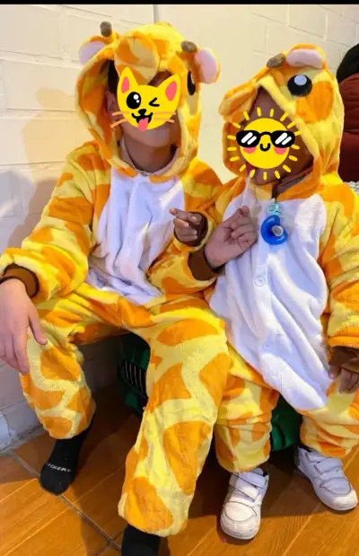 Pijamas enteros de jirafa para niños - miniatura 2