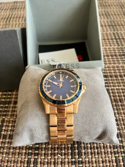 Reloj Guess dorado elegante - miniatura 1