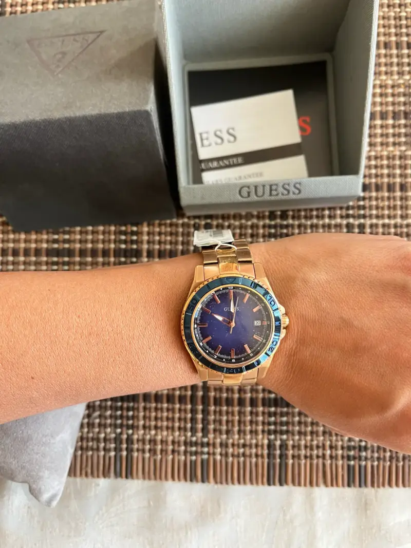 Reloj Guess dorado elegante - 2