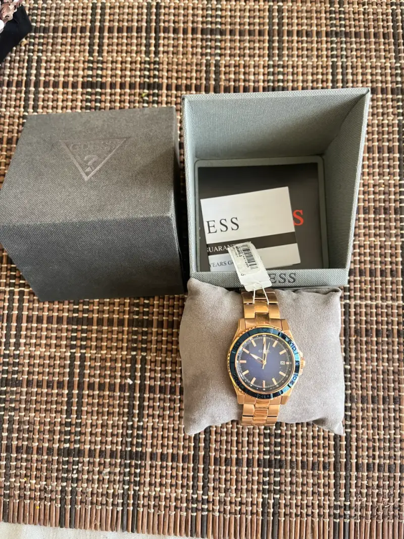 Reloj Guess dorado elegante - 3